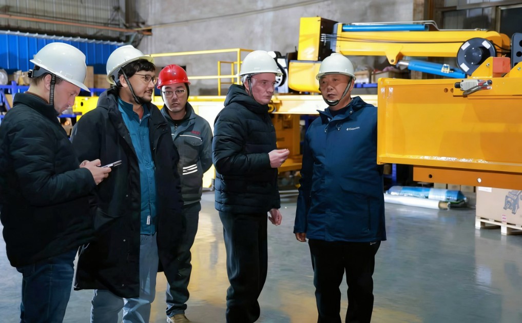 智利客户来厂了解JXS-VI型七轴换衬机械手讲解优势