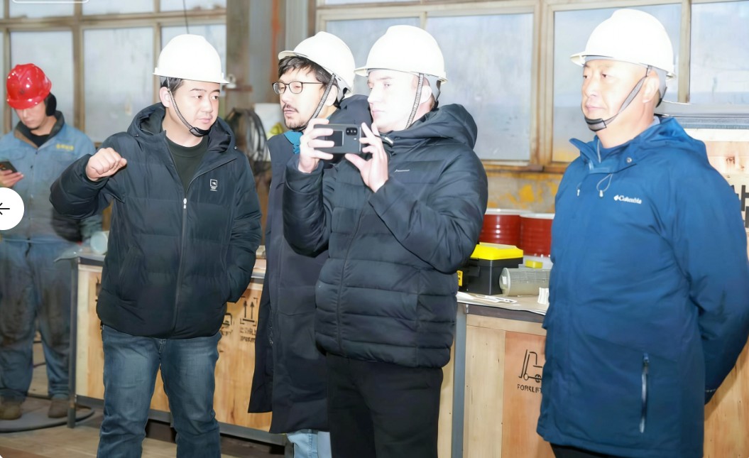 伊朗客户来场考察参观了解JXS-VI型换衬机械手