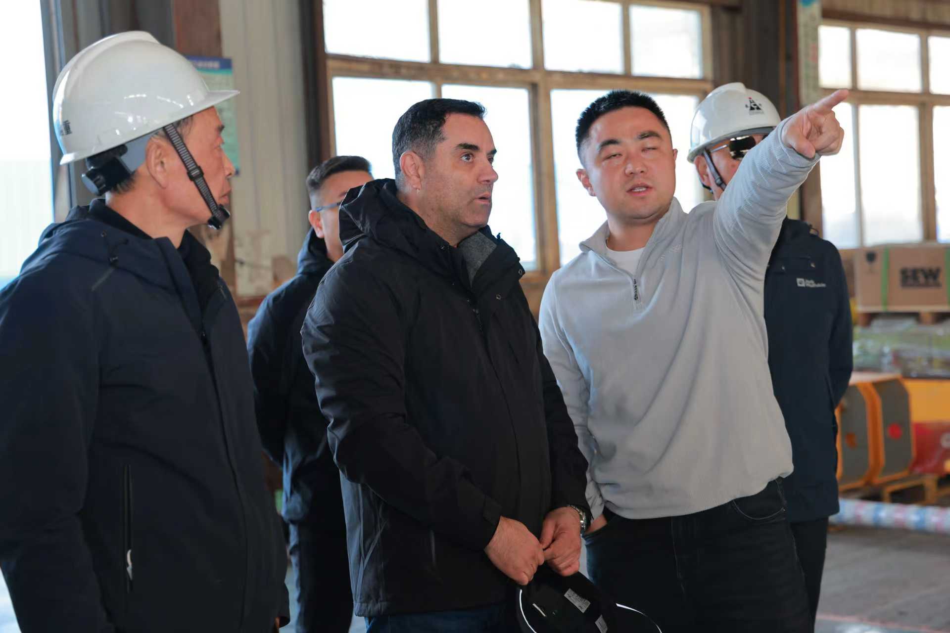 现场和伊朗客户讲解JXS-VI型机械手结构组成信息