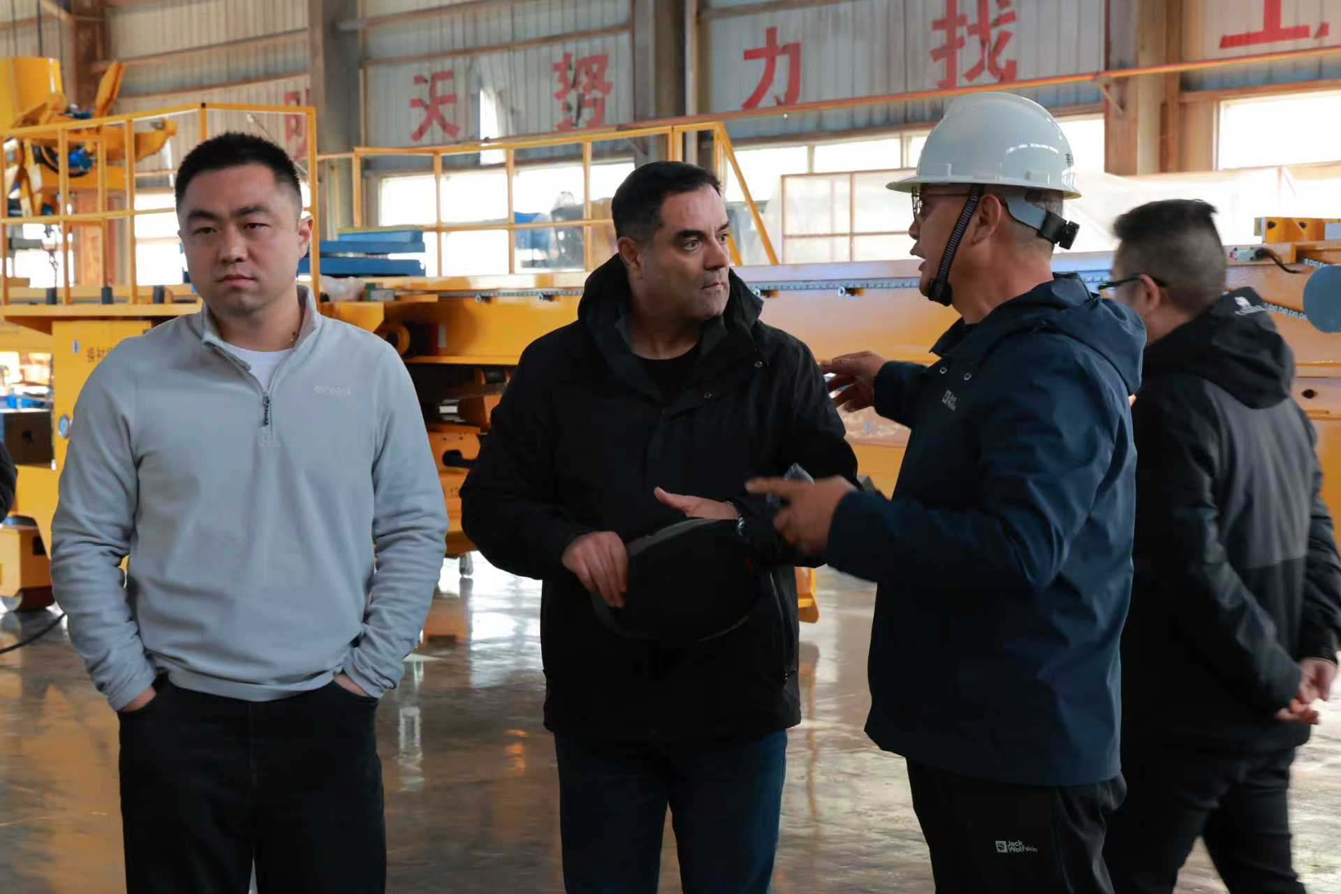 现场和外国客户讲解JXS-VI型换衬机械手