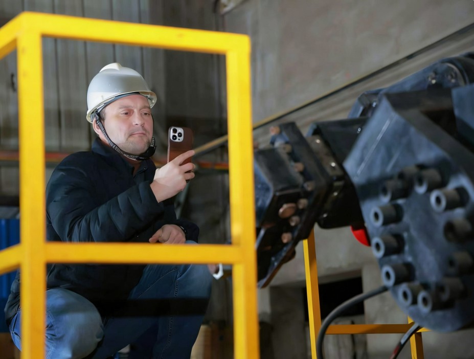 土耳其客户来厂参观JXS-VI型七轴机械手拍照留恋