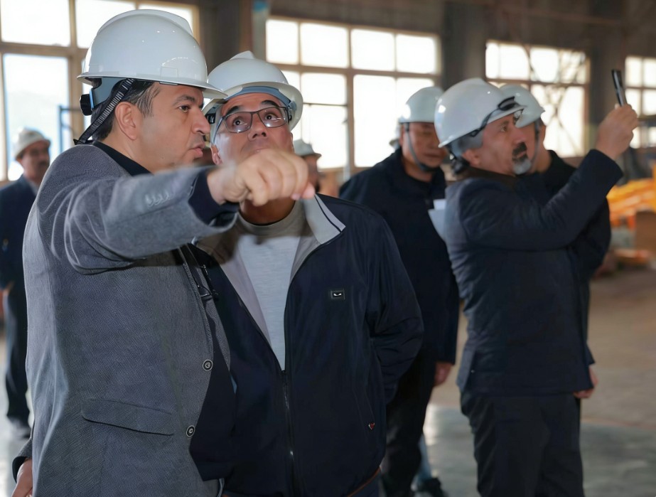 和伊朗客户深入讲解JXS-VI型七轴换衬机械手演示