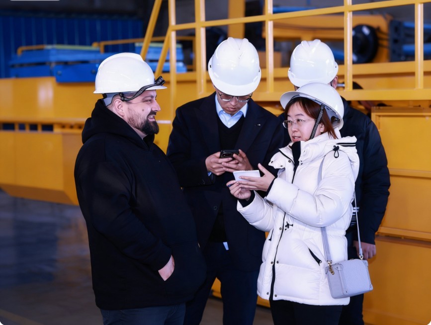 俄罗斯客户来场验收JXS-VI型换衬机械手