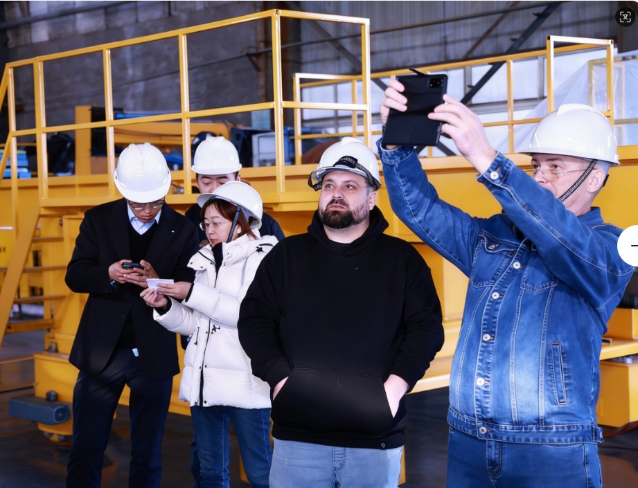 俄罗斯客户来厂验收JXS-VI型七轴换衬机械手拍照对比