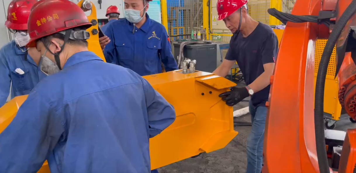 国内用户车间MC2-150B螺栓冲调试操作